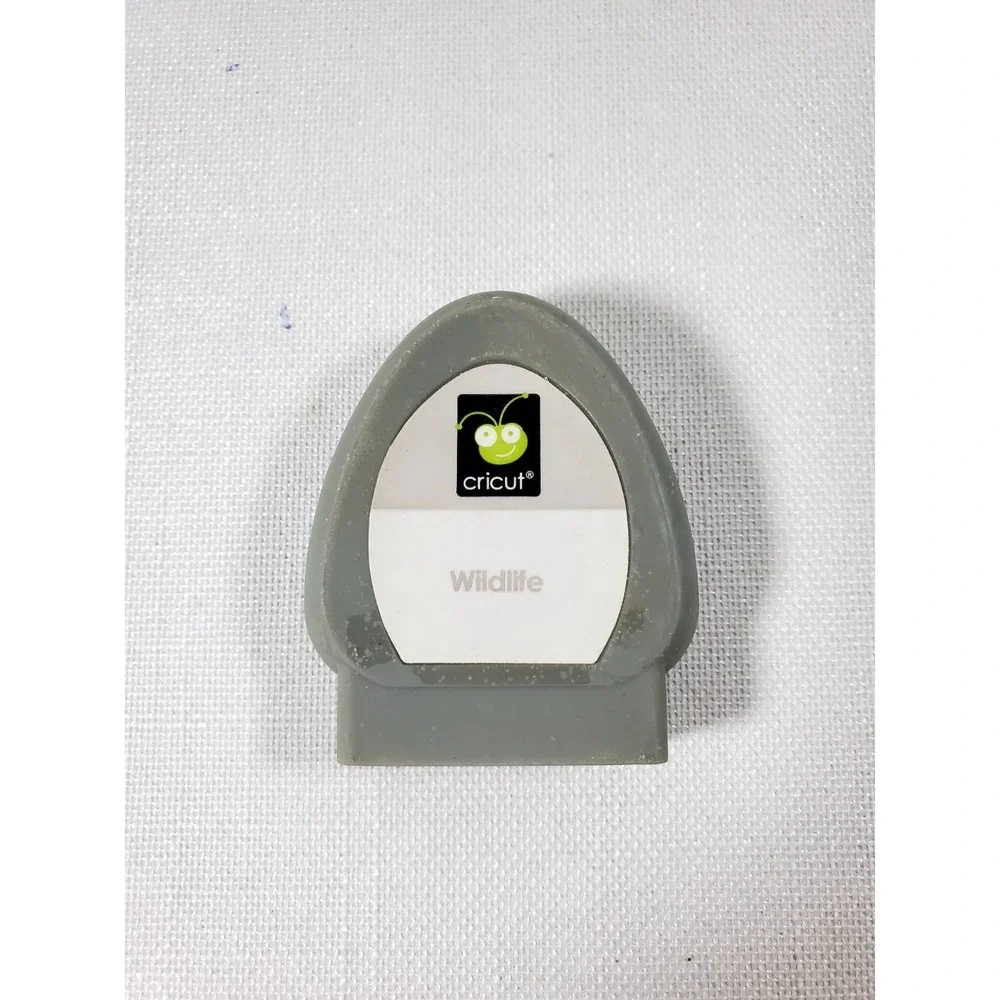 Cricut‎ Lite Wildlife Cartridge – Complete w/ Case, Keypad Overlay & Inserts
